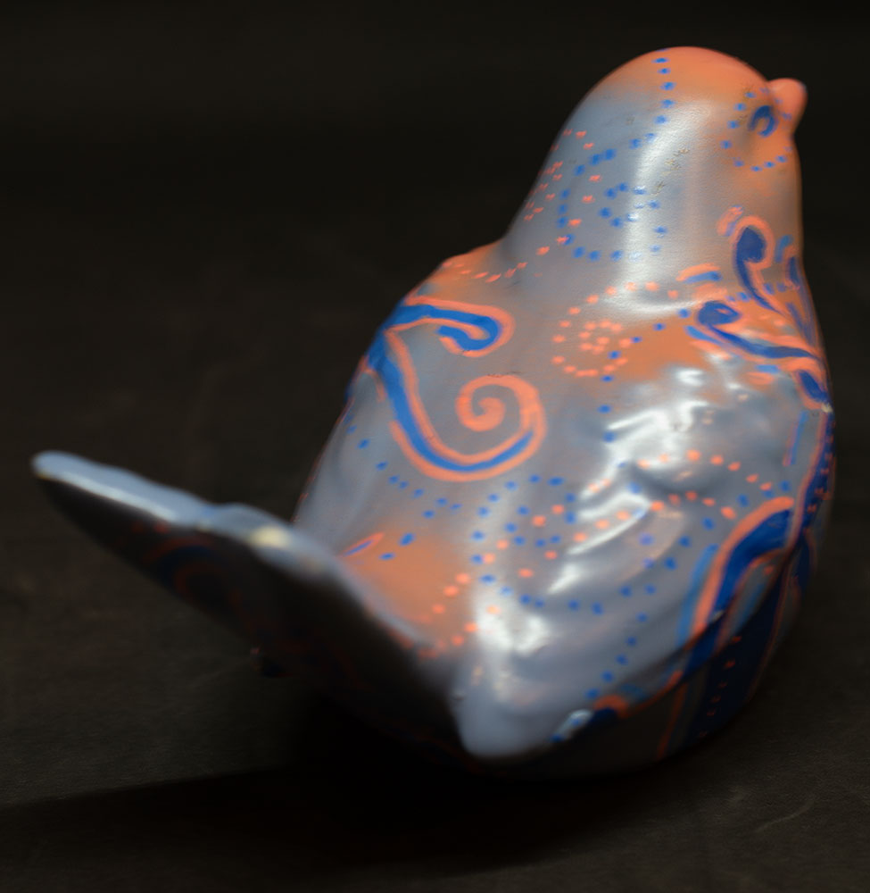 objet chiné et personnalisé : oiseau peint à la main dans un style nordique coloré