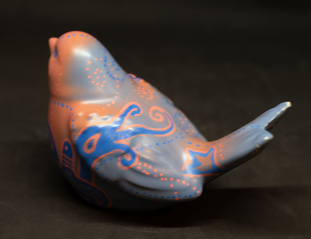 objet chiné et personnalisé : oiseau peint à la main dans un style nordique coloré