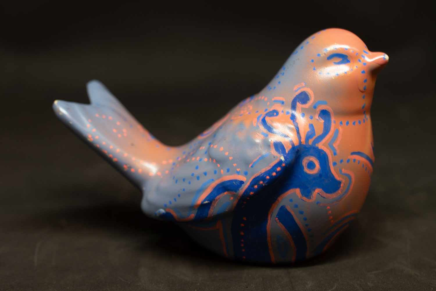 objet chiné et personnalisé : oiseau peint à la main dans un style nordique coloré