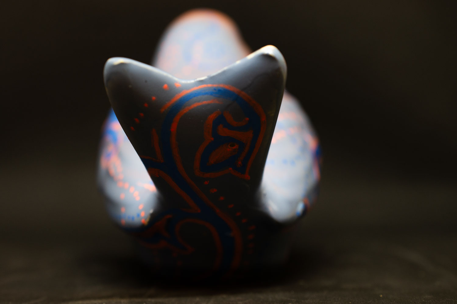 objet chiné et personnalisé : oiseau peint à la main dans un style nordique coloré