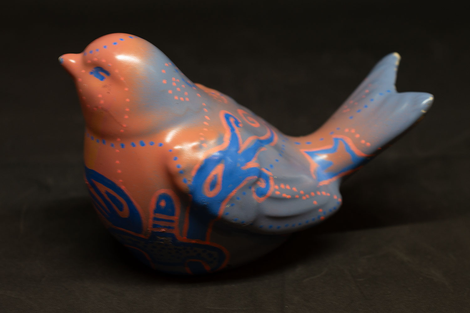 objet chiné et personnalisé : oiseau peint à la main dans un style nordique coloré