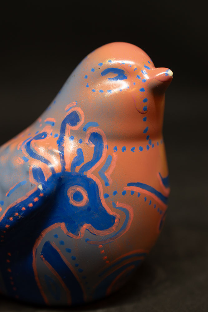 objet chiné et personnalisé : oiseau peint à la main dans un style nordique coloré